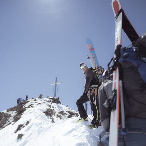 Geführte Skitour – Tourengeher am Gipfelkreuz