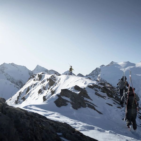 Skitourengruppe im hochalpinen Gelände – Alpenpanorama